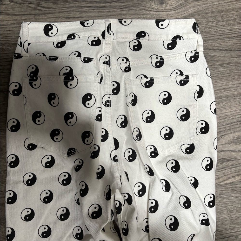 ☯️ Rue 21 White Jeans Yin Yang Print Baggy 8 ☯️ - Picture 4 of 4